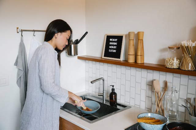 Turning daily actions like washing dishes into mindfulness opportunities cultivates continuous awareness.